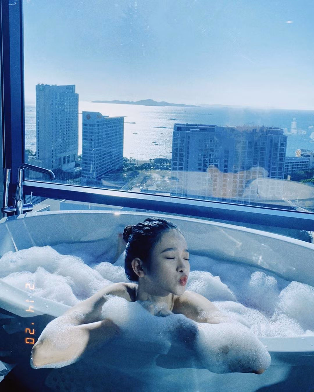 Mặc dù nhiều lần bị chê trách về phong cách gợi cảm trước tuổi nhưng Linh Ka vẫn thường xuyên xuất hiện trước công chúng với hình ảnh trưởng thành này