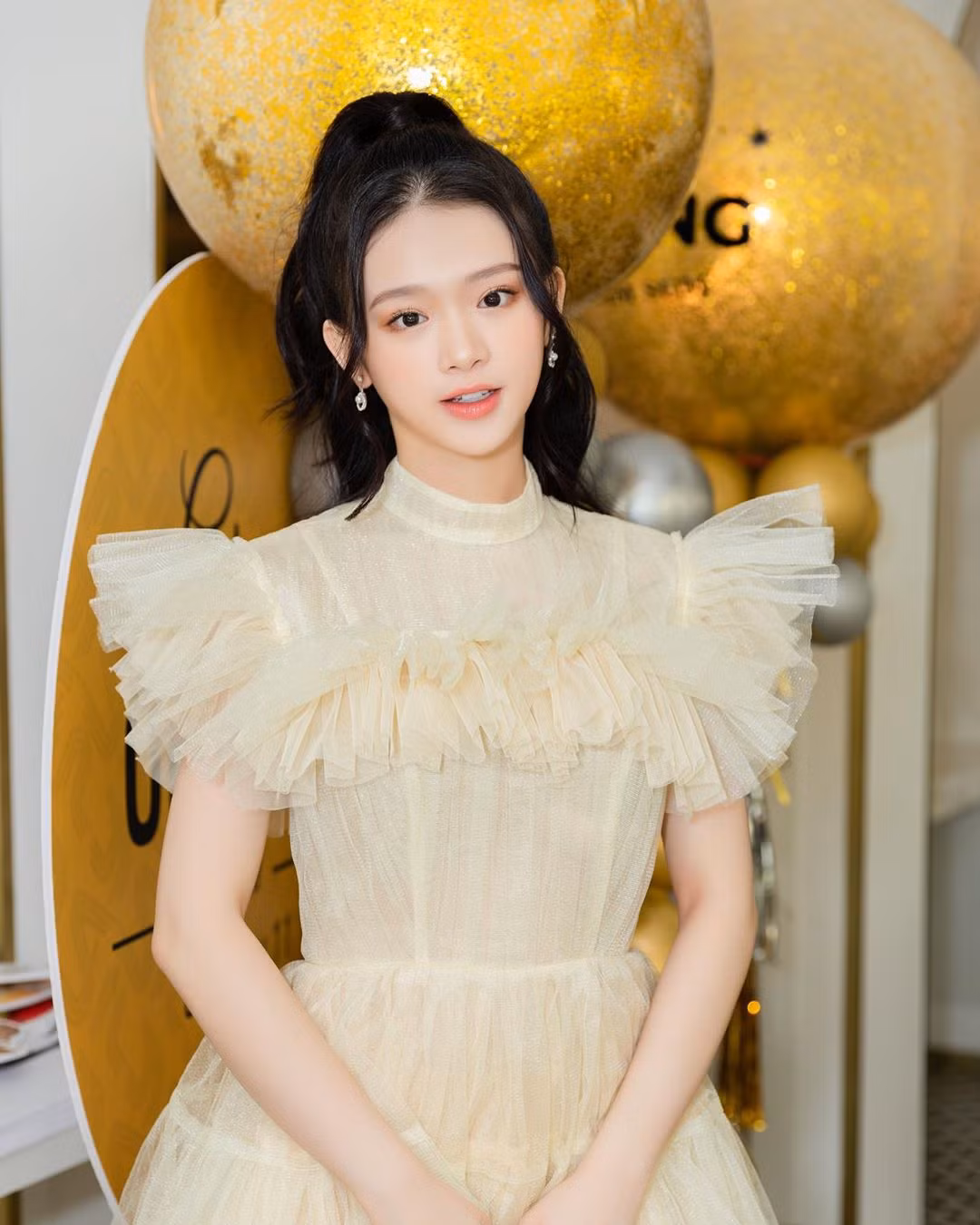 Thậm chí, cư dân mạng nhận xét nhiều trang phục của Linh Ka trễ nải quá mức gần như hở nửa ngực giống với một sự gợi cảm "chín ép".