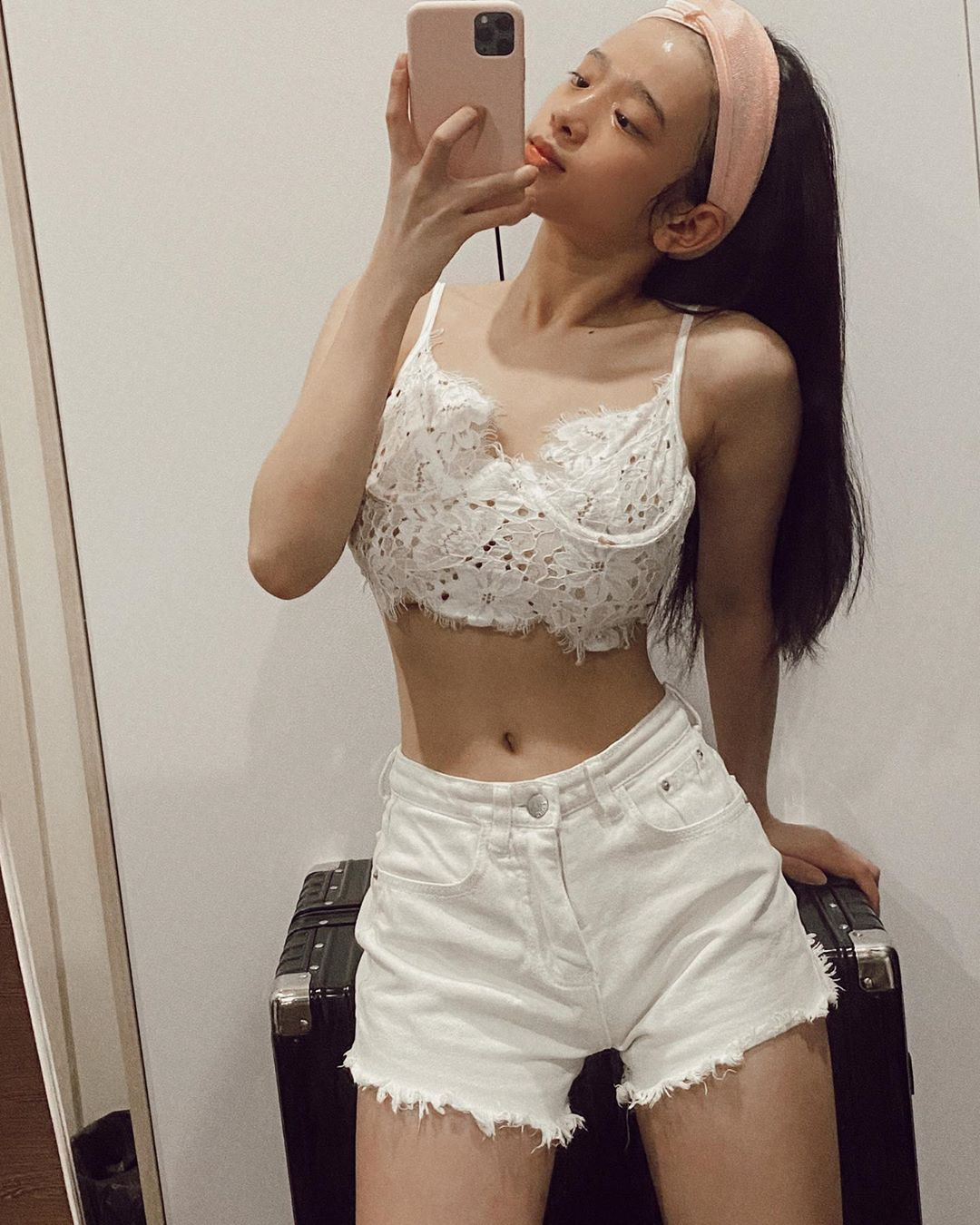 Hiện bài đăng của hot girl 10X Linh Ka được hơn 70 nghìn lượt tương tác. Trước đó, tấm ảnh chụp từ phía sau dấy lên nghi vấn cô bán nude cũng gây bão cộng đồng mạng.