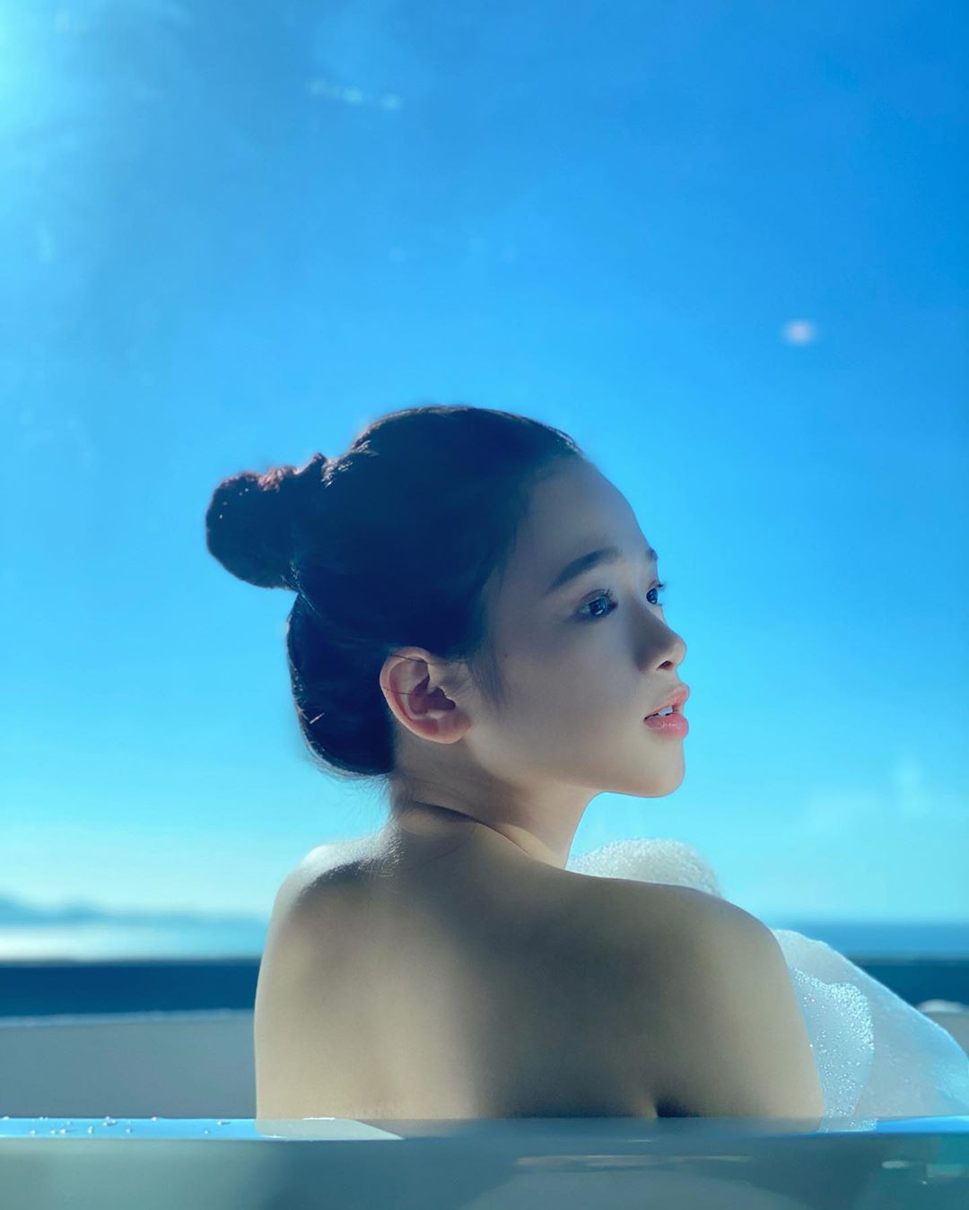 Mới đây, hot girl Linh Ka đăng tải hình ảnh trong bồn tắm lên Instagram cá nhân gây náo loạn trên mạng xã hội.