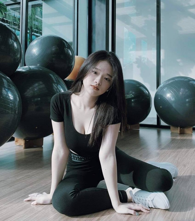 Bản thân Linh Ka muốn thử nghiệm nhiều màu sắc khác nhau để xem đâu mới điều phù hợp với mình. Nhiều người nhận xét, hot girl 10X này ăn mặc theo kiểu lớn sớm, "chín ép" khi độ tuổi còn nhỏ.