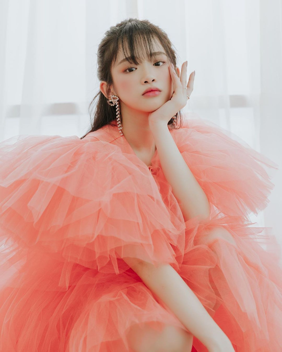 Tuy nhiên, không ít lần Linh Ka cũng thử mặc kín đáo.