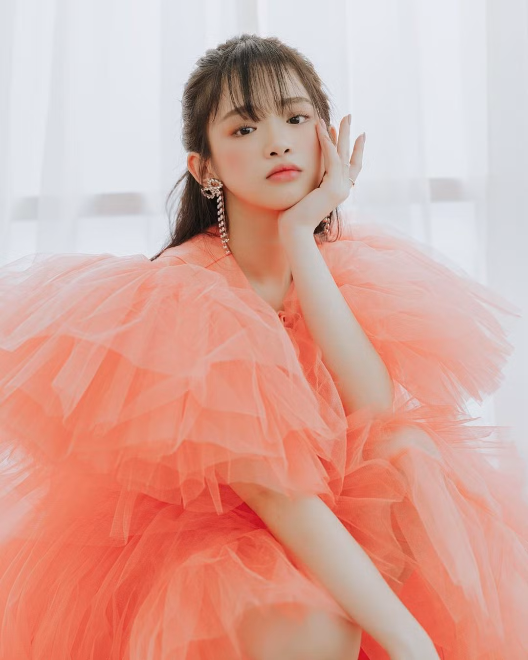 Tuy nhiên, không ít lần Linh Ka cũng thử mặc kín đáo.