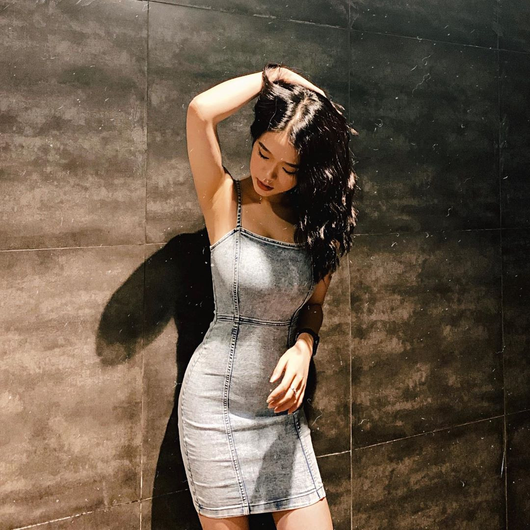 Một trong những công thức phối đồ dễ thấy của Linh Ka là mặc áo croptop kết hợp cùng với quần short cạp cao. Với thiết kế ngắn trang phục này giúp cô nàng tôn được vóc dáng thon gọn của mình.