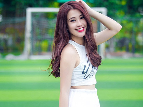 Ngọc Thảo thường xuyên đi du lịch sang chảnh, diện những trang phục đắt đỏ và "ngập ngụa" trong những sản phẩm makeup đắt tiền. Điểm sơ qua những món hàng hiệu nổi bật mà cô nàng này sở hữu thì sẽ thấy "choáng ngợp" về giá tiền, hầu hết đều lên đến vài chục triệu.