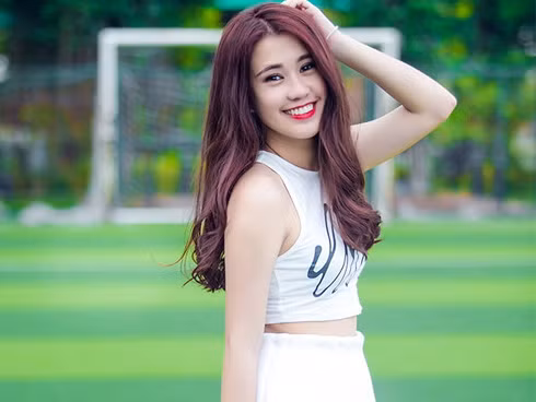 Ngọc Thảo thường xuyên đi du lịch sang chảnh, diện những trang phục đắt đỏ và "ngập ngụa" trong những sản phẩm makeup đắt tiền. Điểm sơ qua những món hàng hiệu nổi bật mà cô nàng này sở hữu thì sẽ thấy "choáng ngợp" về giá tiền, hầu hết đều lên đến vài chục triệu.