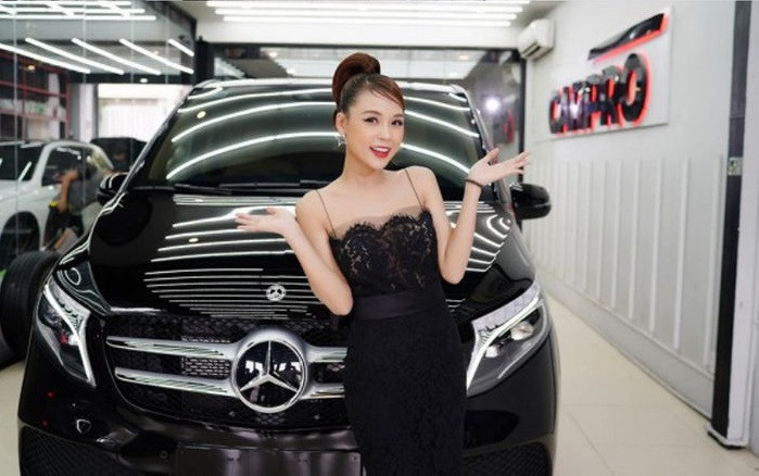 Bên cạnh đó công việc kinh doanh riêng cũng mang đến cho SAm nguồn thu nhập lớn. Khối tài sản mà người đẹp 30 tuổi này sở hữu tính đến thời điểm hiện tại lên đến 2 triệu USD (khoảng 50 tỷ đồng).