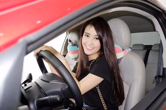 Tên tuổi của Ngọc Thảo được biết đến nhiều nhất khi cô tham gia sitcom "Tiệm Bánh Hoàng Tử Bé" và "VLog Thích Ăn Phở". Cô nàng là một trong những nữ nghệ sĩ hoạt động vô cùng chăm chỉ, tích cực tham gia đóng phim, làm mẫu ảnh, đến nay hot girl 9X cũng đã sở hữu khối tài sản "không phải dạng vừa" và đặc biệt vẫn chưa hề thấy dấu hiệu gì là chuẩn bị lấy chồng.