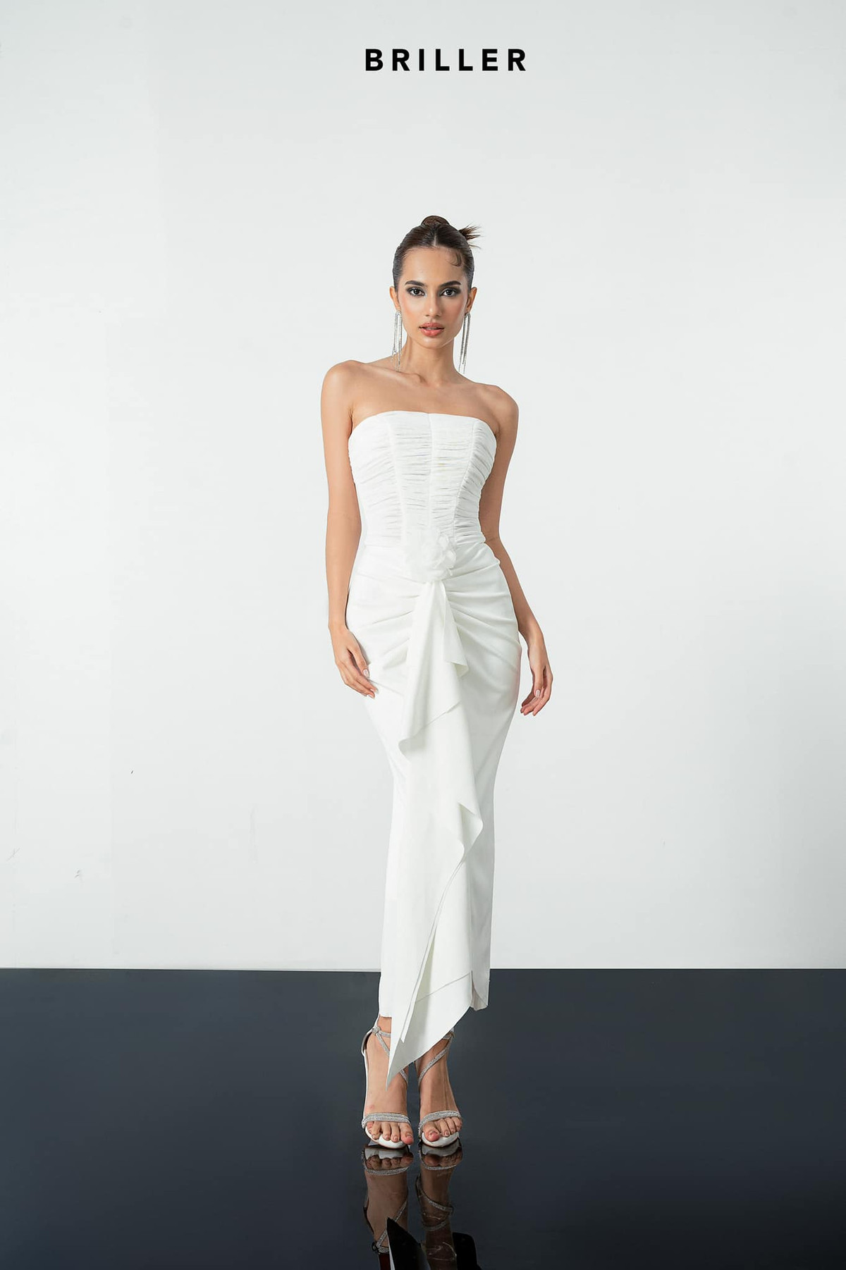 Emma Lê thường xuyên diện trang phục khoe đường cong gợi cảm.