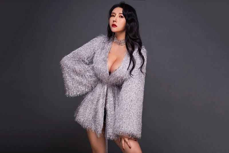 Riêng Liu Tai Yang, cô chú trọng những bài tập giúp nâng vòng 3 và siết eo thon như squat, nâng tạ,.. hay tập với bóng tạ, chạy bộ giúp tăng cường sức mạnh cho cơ tay, chân và nâng cao sức bền.