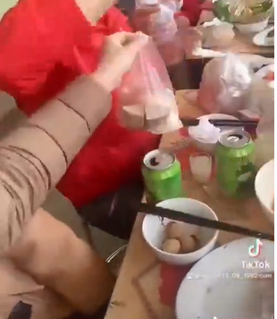 Bên dưới phần bình luận, rất nhiều người ở các nơi khác nhau đều hào hứng nói về câu chuyện đi ăn cỗ gói phần mang về.