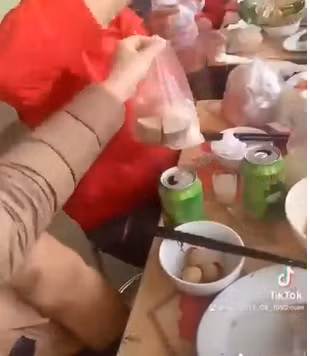 Bên dưới phần bình luận, rất nhiều người ở các nơi khác nhau đều hào hứng nói về câu chuyện đi ăn cỗ gói phần mang về.