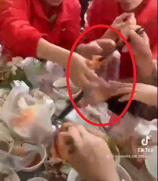 Mới đây, một đoạn clip các thành viên của 1 bàn tiệc đang gắp đồ ăn chia vào các túi sau bữa cỗ để mang về khiến cư dân mạng vô cùng hào hứng và thi nhau bàn luận.