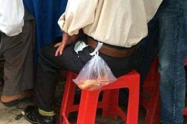 "Biết rằng việc không bỏ phí thức ăn là tốt nhưng mọi người vừa nhập mâm mà đã lấy túi nilông ra chia nhau quả là phản cảm" hay "Mình sợ nhất về quê ăn cỗ, đang ăn có bà bên cạnh cứ gắp lia lịa cho vào túi trong khi mình còn chưa ăn xong bữa. Mất lịch sự quá thể"... là những bình luận phản kháng.