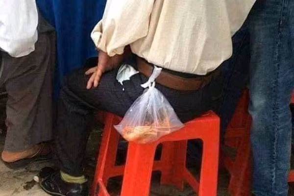 "Biết rằng việc không bỏ phí thức ăn là tốt nhưng mọi người vừa nhập mâm mà đã lấy túi nilông ra chia nhau quả là phản cảm" hay "Mình sợ nhất về quê ăn cỗ, đang ăn có bà bên cạnh cứ gắp lia lịa cho vào túi trong khi mình còn chưa ăn xong bữa. Mất lịch sự quá thể"... là những bình luận phản kháng.