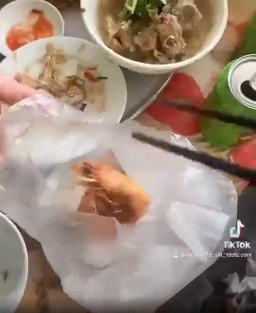 Theo ý kiến của nhiều người, việc đi ăn cỗ mang đồ ăn về là tốt bởi điều đó giúp tránh được vấn đề lãng phí đồ ăn. Tuy nhiên, ở phía ngược lại một số khác lại cho biết đây là hành động không hay vì nếu mang thức ăn thừa về không sao nhưng cả mâm đang ăn lại trút vào túi mình thì quả thức đáng sợ.