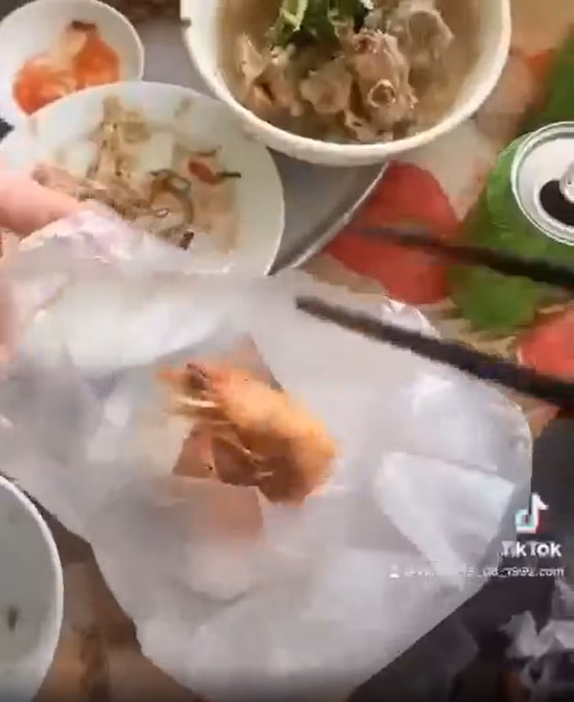 Theo ý kiến của nhiều người, việc đi ăn cỗ mang đồ ăn về là tốt bởi điều đó giúp tránh được vấn đề lãng phí đồ ăn. Tuy nhiên, ở phía ngược lại một số khác lại cho biết đây là hành động không hay vì nếu mang thức ăn thừa về không sao nhưng cả mâm đang ăn lại trút vào túi mình thì quả thức đáng sợ.