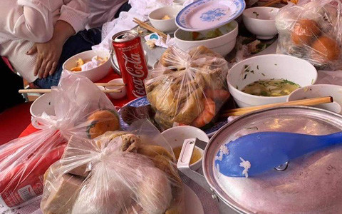 Câu chuyện lấy phần mang về trong các bữa cỗ qua con mắt người trẻ quả khó chấp nhận. Bởi theo nhiều người, ngày xưa thiếu thốn thực phẩm đã đành, ngày nay khi mỗi bữa cơm gia đình chẳng còn thiếu gì thì sao phải lấy phần mang về.