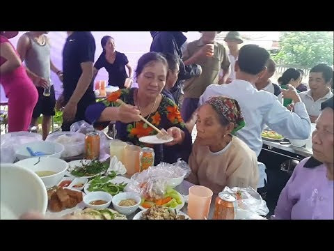 Dù vấn đề được nhắc tới không mới nhưng đoạn video được đăng tải kèm theo ghi lại cảnh một người phụ nữ đang nhanh tay "vơ vét" thức ăn trên bàn ăn cỗ vào túi nilon của mình khiến ai nấy đều bức xúc.