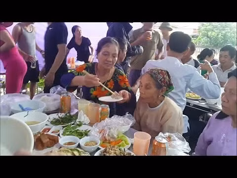 Dù vấn đề được nhắc tới không mới nhưng đoạn video được đăng tải kèm theo ghi lại cảnh một người phụ nữ đang nhanh tay "vơ vét" thức ăn trên bàn ăn cỗ vào túi nilon của mình khiến ai nấy đều bức xúc.