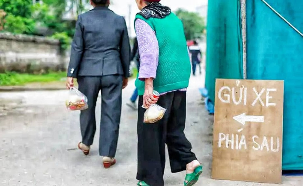 Trong khi đó nhiều ý kiến lại lên tiếng phản đối về việc đi ăn cỗ lấy phần mang về.