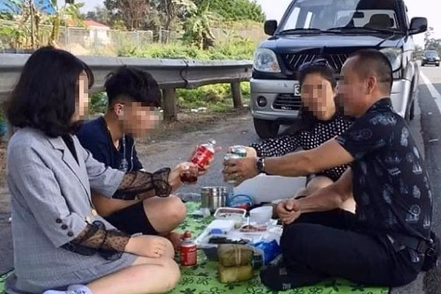 Tuy nhiên, gặp sự cố nhưng nhóm này không bật một tín hiệu cảnh báo làm dân mạng còn mắng thêm. Hiện sự việc vẫn gây tranh cãi trên mạng xã hội.