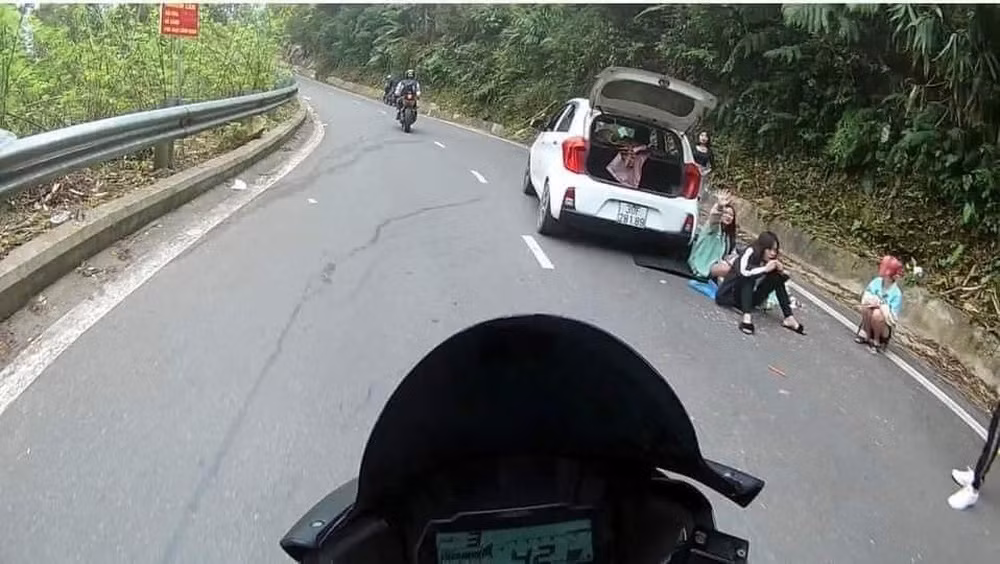 Trên các hội nhóm review du lịch đang lan truyền hình ảnh nhóm nam nữ có hành động dừng ô tô giữa đường, giữa khúc cua trên đường lên Ba Vì gây bức xúc.