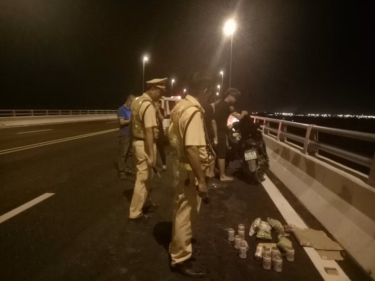 Hành vi đỗ xe thiếu ý thức cần được xử lý nghiêm, đặc biệt là trường hợp chiếm dụng lòng đường để ăn nhậu.