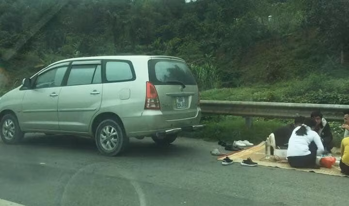 "Xe hỏng thì ngồi dẹp vào lấy cành cây làm biển báo trước sau xe cho người tham gia giao thông khác. Trên đèo ôm cua không xử lý kịp thì sao?" hay "Đừng đổ cho xe hỏng hãy xem lại ý thức như thế ảnh hưởng thế nào đến người khác"... là những bình luận netizen chỉ trích nhóm thanh niên đỗ xe thiếu ý thức nói trên.