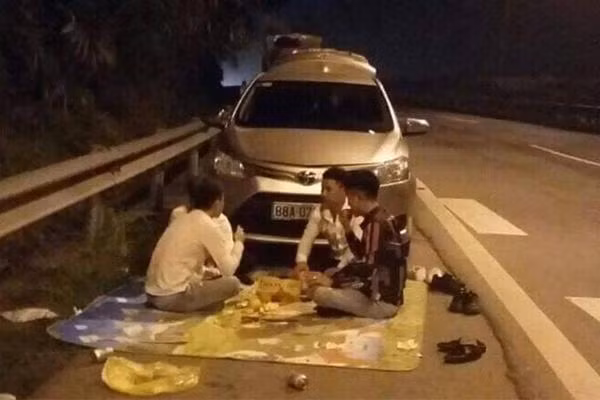 Theo tìm hiểu, một thanh niên tên Kh. được cho là một người trong nhóm đã đăng tải clip cho biết xe ô tô bị thủng xăm khi đi trên đoạn đường này vào ngày 15/11.