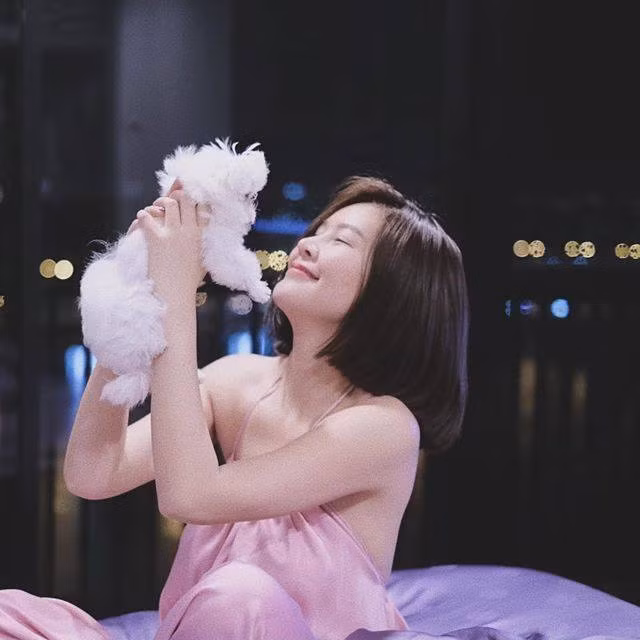 Pattaraya Chayakonnan là một mẫu nữ, hot girl tới từ Thái Lan và nổi tiếng khắp cộng đồng mạng nhờ vào vẻ ngoài xinh đẹp, và điểm nhấn đặc biệt chính là vòng một khủng, gợi cảm đầy sức sống.