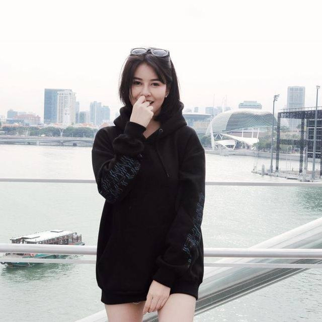 Cùng ngắm thêm những hình ảnh của hot girl "siêu vòng một ĐNÁ" khiến dân tình "cháy máu mũi".