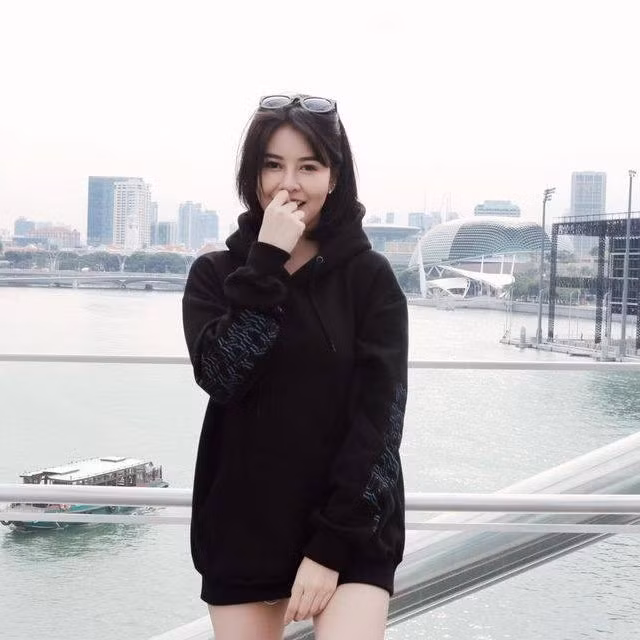 Cùng ngắm thêm những hình ảnh của hot girl "siêu vòng một ĐNÁ" khiến dân tình "cháy máu mũi".