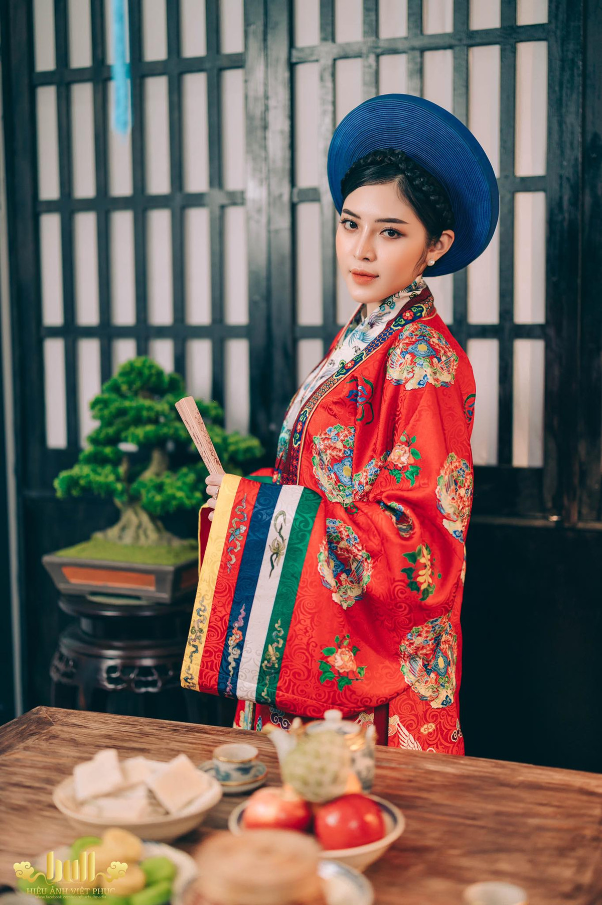 Khi diện bộ cổ phục này, Quế Chi nhận về vô vàn lời khen từ những người theo dõi cô trên trang cá nhân. Thậm chí, nhiều thành viên còn để lại những lời có cánh ví nữ tiếp viên hàng không 9X này đẹp chẳng kém các vương phi, hoàng hậu thời xưa.