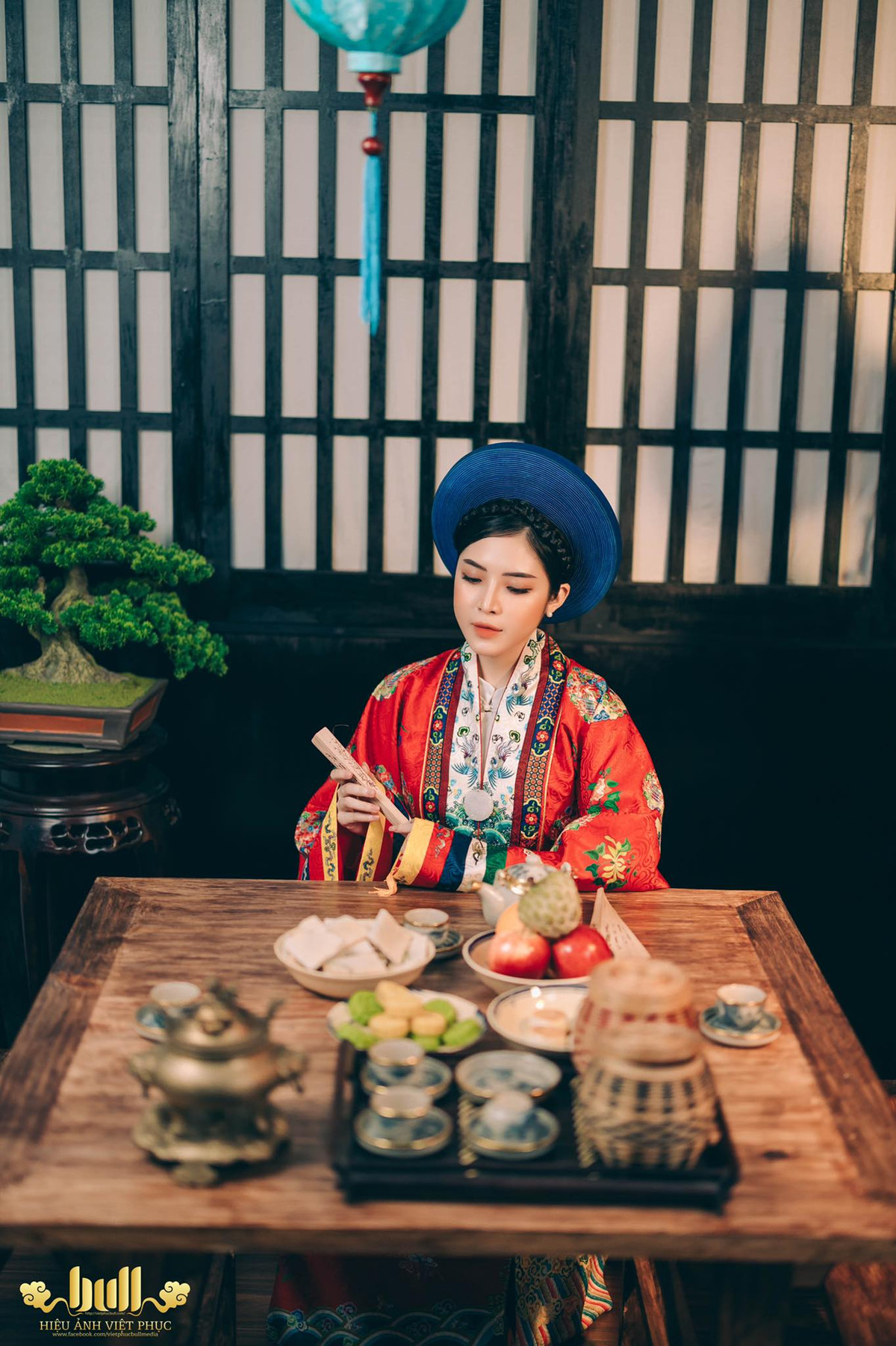 Chiếc áo Tấc mà Quế Chi diện tạo vừa nền nã, sang trọng.