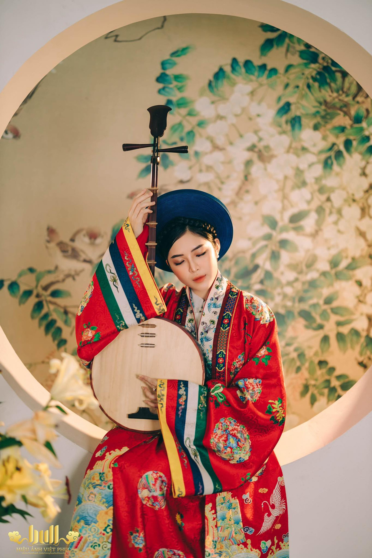 Nét dịu dàng, phúc hậu của Quế Chi được dịp phát huy hết công suất khi diện lên mình tấm áo Tấc.