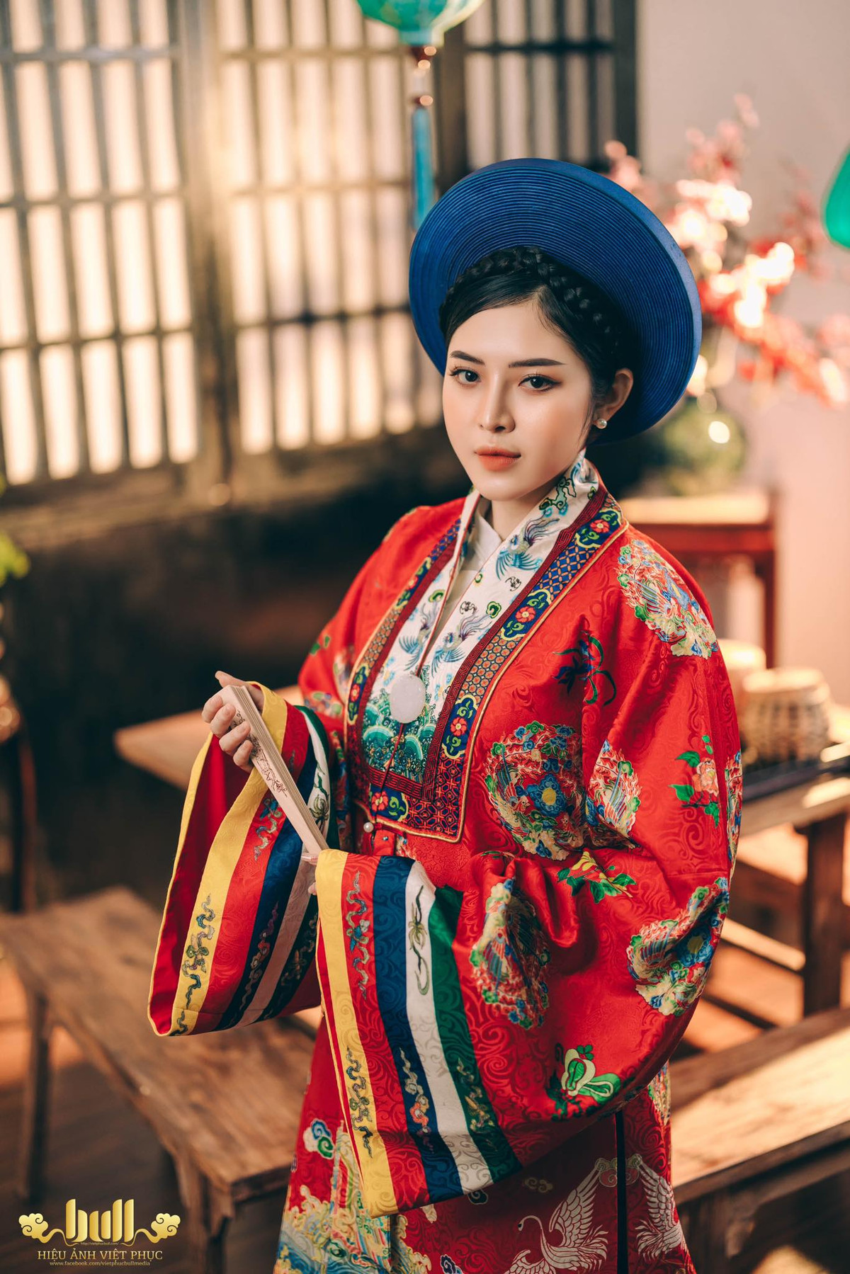 Nhìn nữ tiếp viên hàng không xinh đẹp 9X đẹp chẳng kém những tuyệt sắc giai nhân khi diện bộ cổ phục Việt Nam.