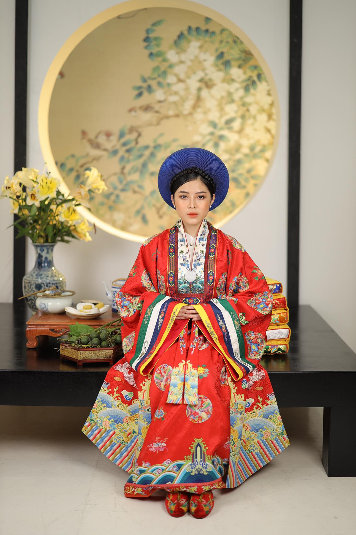 Dù chỉ là một bộ ảnh thời trang, lưu lại những khoảnh khắc của cuộc sống nhưng bộ ảnh cổ phục Việt của Quế Chi được đầu tư khá kĩ lưỡng từ trang phục cho tới đạo cụ, bối cảnh xung quanh.