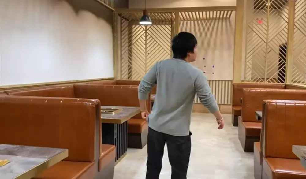 Lần lên sóng này, nam Youtuber tập trung nói về việc tuyển nhân viên cho nhà hàng ở Mỹ chuẩn bị khai trương.