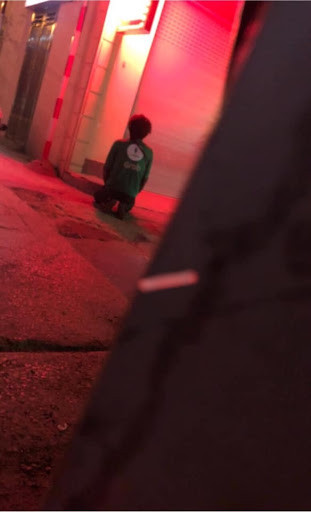 Trước đó, không ít lần dân mạng từng chứng kiên cảnh những anh chàng quỳ trước cửa nhà người yêu để thể hiện sự hối lỗi hay tình cảm của mình.