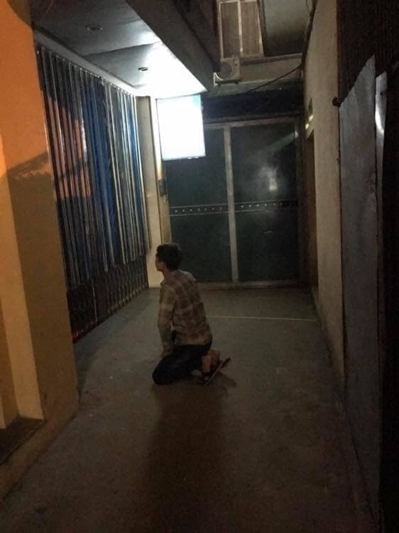 Cụ thể, nickname P.M.L bình luận: "Chỉ quỳ trước bố mẹ chứ quỳ trước gái chỉ khiến họ khinh thường mình thôi. Thay vào đó bạn nên tìm gặp cô gái đó để nói rõ câu chuyện nếu thực sự có ẩn tình".