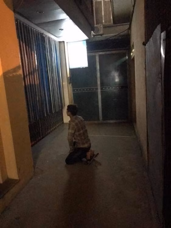 Cụ thể, nickname P.M.L bình luận: "Chỉ quỳ trước bố mẹ chứ quỳ trước gái chỉ khiến họ khinh thường mình thôi. Thay vào đó bạn nên tìm gặp cô gái đó để nói rõ câu chuyện nếu thực sự có ẩn tình".