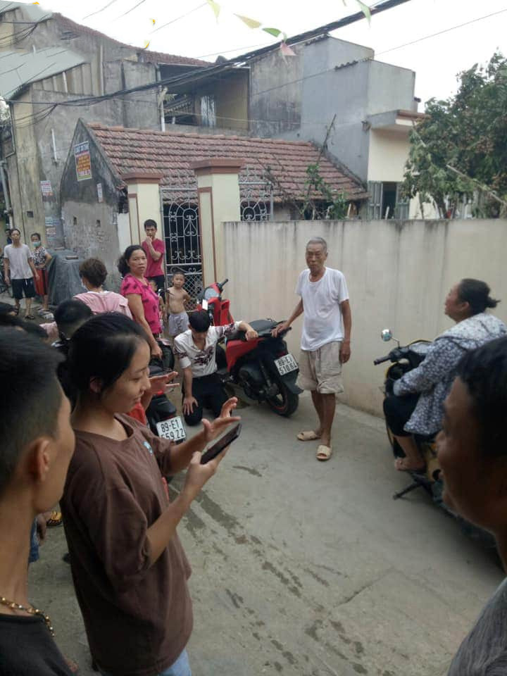 Chứng kiến cảnh tượng chàng trai quỳ trước nhà bạn gái, nhiều người có già, có trẻ lên tiếng khuyên can. Tuy nhiên, anh chàng nhất quyết thực hiện hành động này để chứng tỏ mình đang sai và mong bạn gái bỏ qua