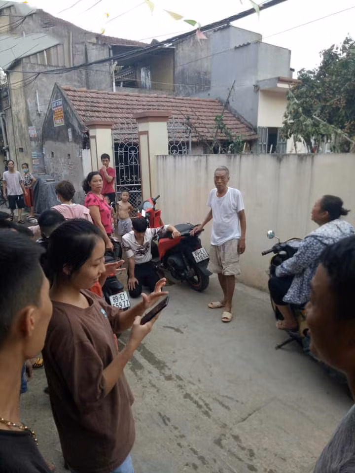 Chứng kiến cảnh tượng chàng trai quỳ trước nhà bạn gái, nhiều người có già, có trẻ lên tiếng khuyên can. Tuy nhiên, anh chàng nhất quyết thực hiện hành động này để chứng tỏ mình đang sai và mong bạn gái bỏ qua