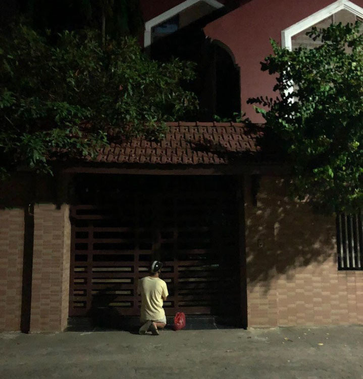 Một chàng trai từng quỳ cả đêm trước của nhà người yêu mong được gặp mặt.