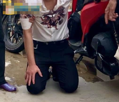 Rất đông người dân đến khuyên can cho rằng chàng trai này nên gặp riêng bạn gái để giải quyết. Nhưng anh chàng vẫn cúi đầu và tiếp tục quỳ trước cửa nhà người yêu.