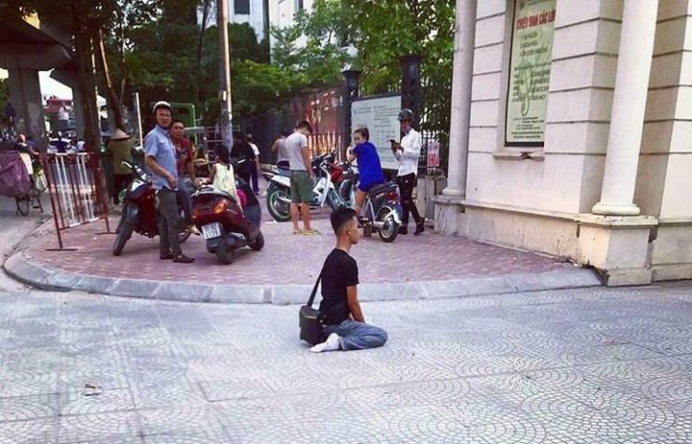 Hay một chàng trai từng quỳ trước Học viên Âm nhạc Việt Nam để tỏ tình với bạn gái.