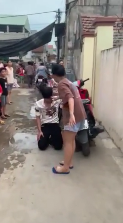 Sau khi sự việc được đăng tải trên MXH, không ít dân mạng để lại bình luận. Đa phần đều cho rằng, cách thể hiện này của chàng trai là không nên. Thay vào đó, anh ta có thể tìm cách liên lạc với bạn gái để tìm cách giải quyết.