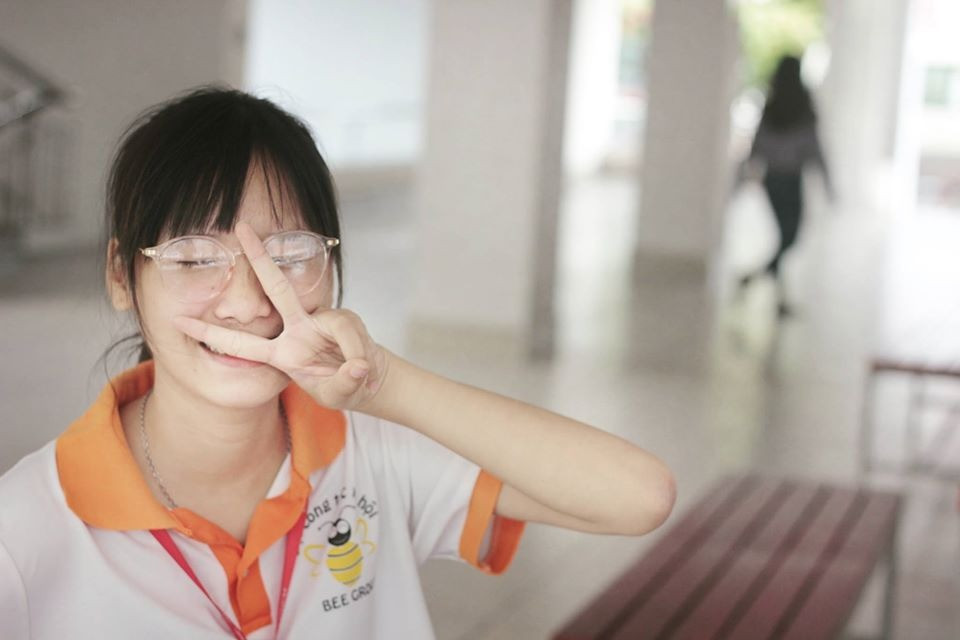 Bên cạnh việc bàn luận về việc mặc áo dài và đi giày thể thao, nhiều dân mạng cũng chú ý tới nhan sắc của nữ giáo viên thực tập nói trên.