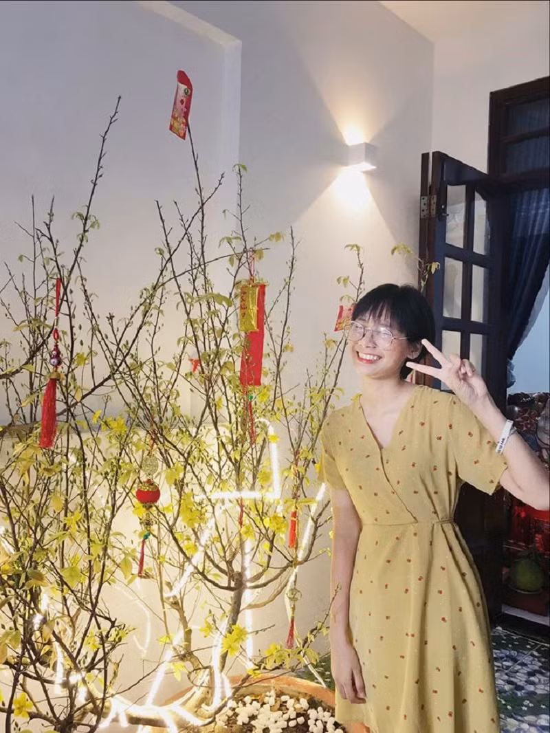 Trần Thảo vẫn thỉnh thoảng đi giày cao gót mỗi khi lên lớp gặp học sinh chứ không phải chỉ nguyên giày thể thao như bức ảnh được mọi người chia sẻ